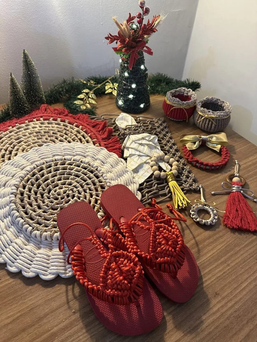 Coleção de Natal em macramê sobre a mesa: sousplats, cestos, sandálias, guirlanda, anjinho e árvore