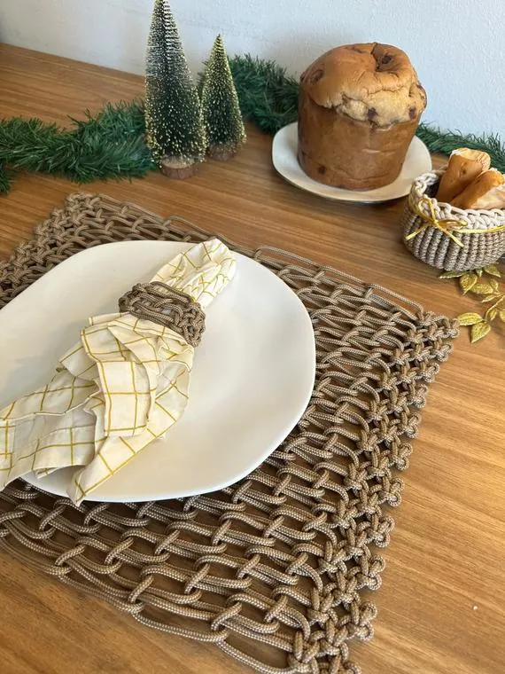 Mesa posta com lugar americano, porta-guardanapo e mini cesto de panetone em macramê