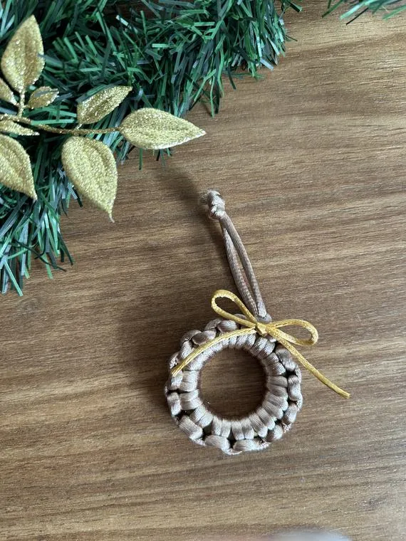 Mini guirlanda de macramê branca com laço dourado