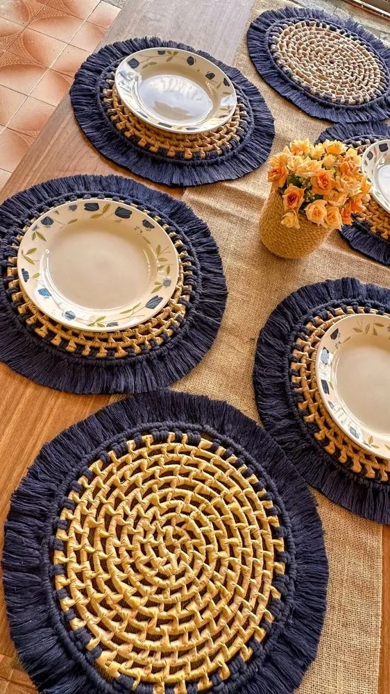 Sousplats de macramê azul-marinho com centro de palha na mesa posta